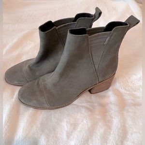 Toms Esme olive suede boots. 8.5. Worn once. Wooden heel. Women’s - Fall
